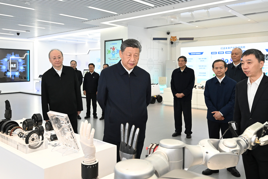??2月9日至10日，中共中央總書記、國家主席、中央軍委主席習近平在北京考察并看望慰問基層干部群眾。這是9日上午，習近平在位于北京亦莊的國家信創園考察。