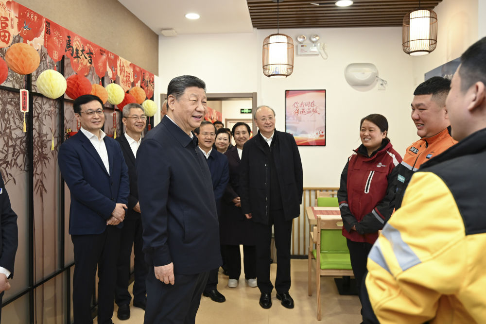 ??2月9日至10日，中共中央總書記、國家主席、中央軍委主席習近平在北京考察并看望慰問基層干部群眾。這是10日上午，習近平在西城區新街口街道父母食堂考察時，同在這里休息的快遞小哥親切交流。