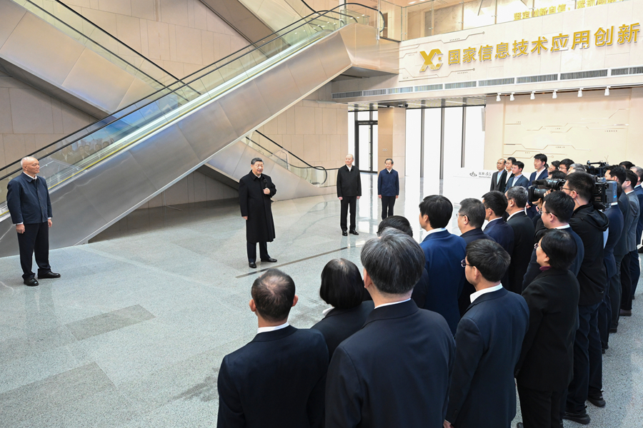 ??2月9日至10日，中共中央總書記、國家主席、中央軍委主席習近平在北京考察并看望慰問基層干部群眾。這是9日上午，習近平在位于北京亦莊的國家信創園考察時，同科研人員和科技企業負責人代表交流。