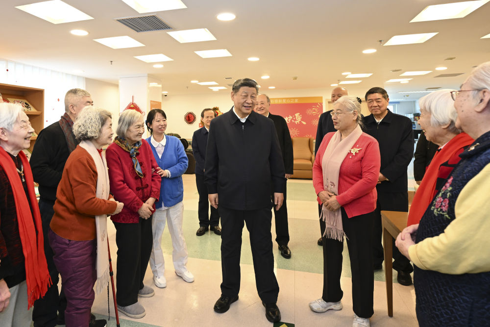 ??2月9日至10日，中共中央總書記、國家主席、中央軍委主席習近平在北京考察并看望慰問基層干部群眾。這是10日上午，習近平在西城區“吾老·新街”養老服務街區銀齡老年公寓考察時，同老人們親切交流。