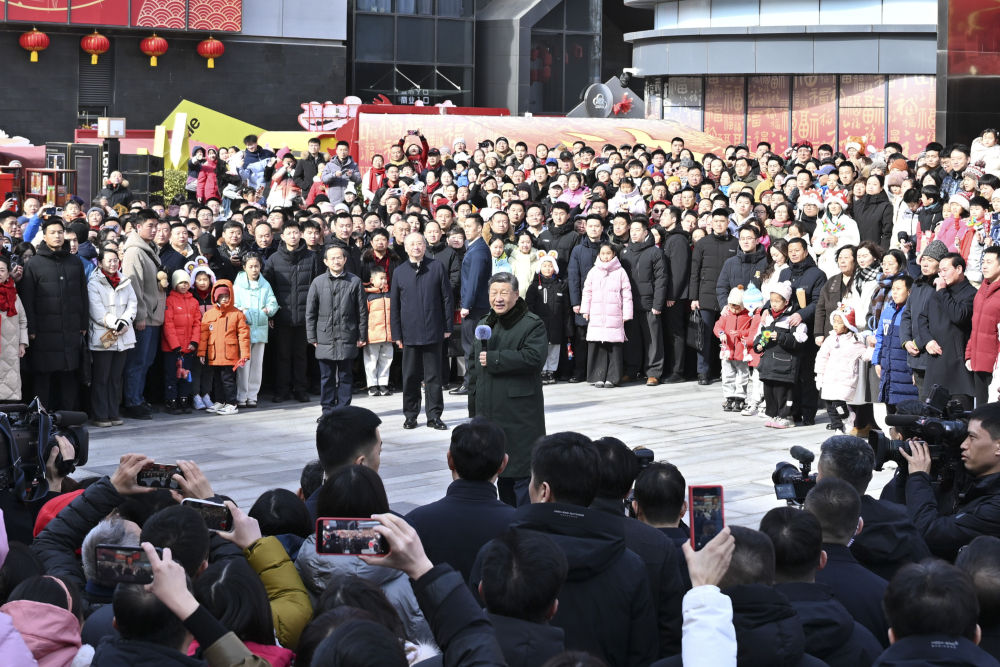 ??2月9日至10日，中共中央總書記、國家主席、中央軍委主席習近平在北京考察并看望慰問基層干部群眾。這是10日上午，習近平在東城區隆福寺街區考察時，向全國各族人民和香港同胞、澳門同胞、臺灣同胞、海外僑胞致以美好的新春祝福。