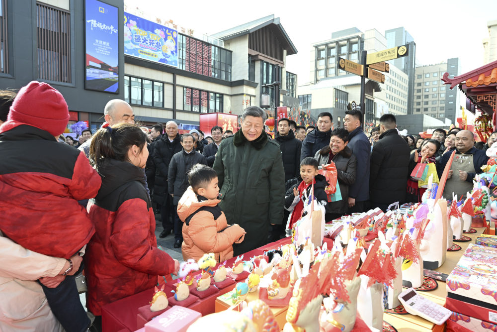 ??2月9日至10日，中共中央總書記、國家主席、中央軍委主席習近平在北京考察并看望慰問基層干部群眾。這是10日上午，習近平在東城區隆福寺街區新春市集考察時，同現場群眾親切交流。