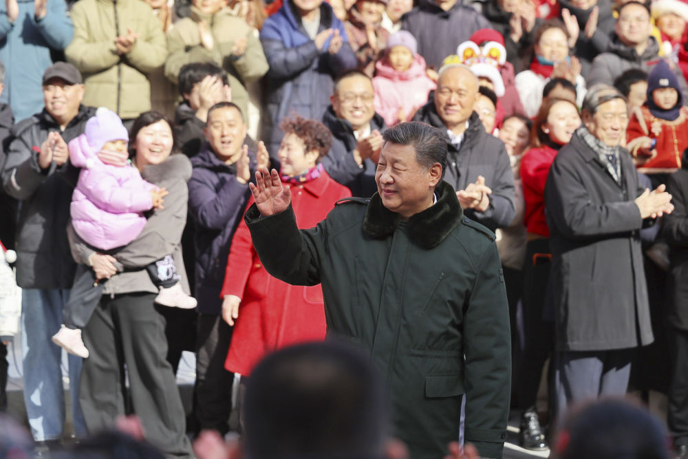 ??2月9日至10日，中共中央總書記、國家主席、中央軍委主席習近平在北京考察并看望慰問基層干部群眾。這是10日上午，習近平在東城區隆福寺街區考察時，向現場群眾揮手致意。