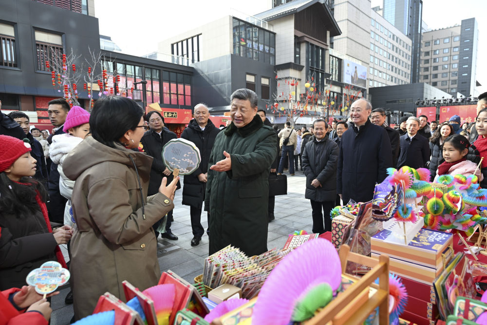 ??2月9日至10日，中共中央總書記、國家主席、中央軍委主席習近平在北京考察并看望慰問基層干部群眾。這是10日上午，習近平在東城區隆福寺街區新春市集考察時，同現場群眾親切交流。