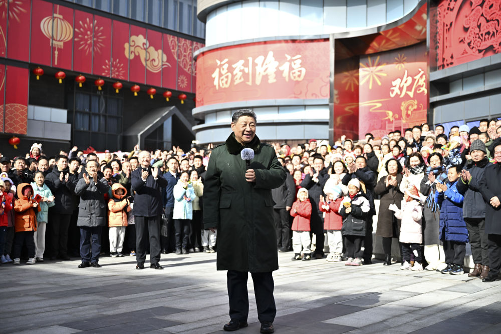 ??2月9日至10日，中共中央總書記、國家主席、中央軍委主席習近平在北京考察并看望慰問基層干部群眾。這是10日上午，習近平在東城區隆福寺街區考察時，向全國各族人民和香港同胞、澳門同胞、臺灣同胞、海外僑胞致以美好的新春祝福。