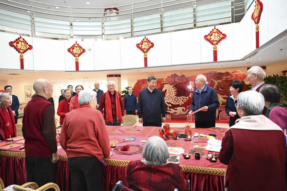 ??2月9日至10日，中共中央總書記、國家主席、中央軍委主席習近平在北京考察并看望慰問基層干部群眾。這是10日上午，習近平在西城區“吾老·新街”養老服務街區銀齡老年公寓考察時，同老人們親切交流。